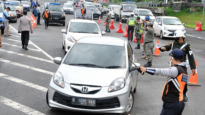 Mulai Hari Ini, Jalan Tol Jakarta-Cikampek Disekat, Kendaraan Tak Penuhi Syarat Diputar Balik