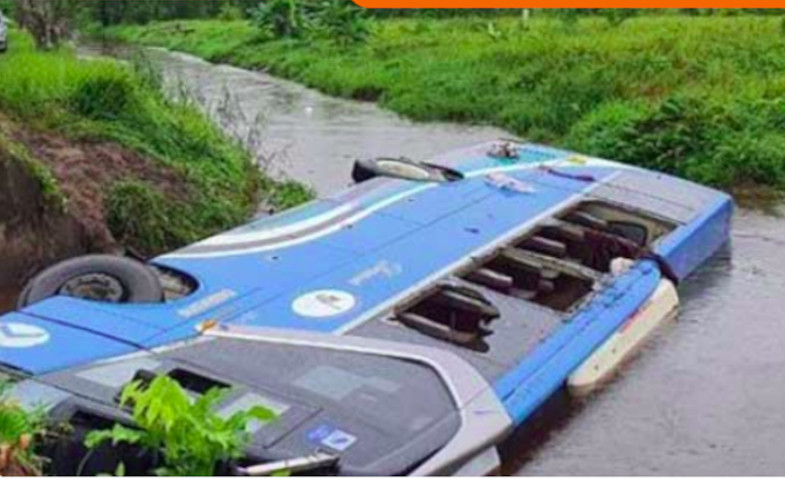 Satu Orang Tewas, Belasan Luka-Luka akibat Bus Masuk Sungai