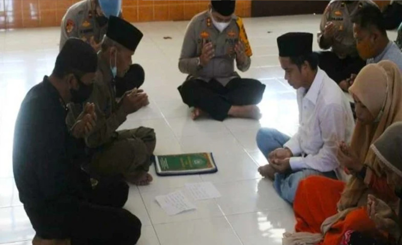 Alimudo Terpaksa Nikahi Pujaan Hatinya di Kantor Polisi