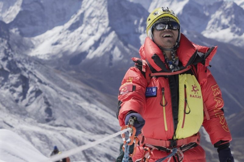Amazing, Pendaki Tunanetra asal China Taklukkan Puncak Everest