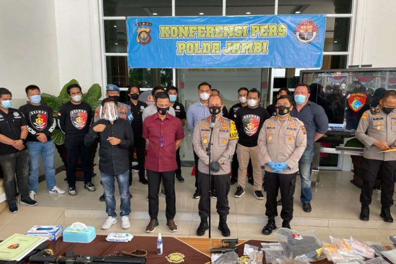 Polisi Jambi Tembak Gembong Narkoba Bersenpi