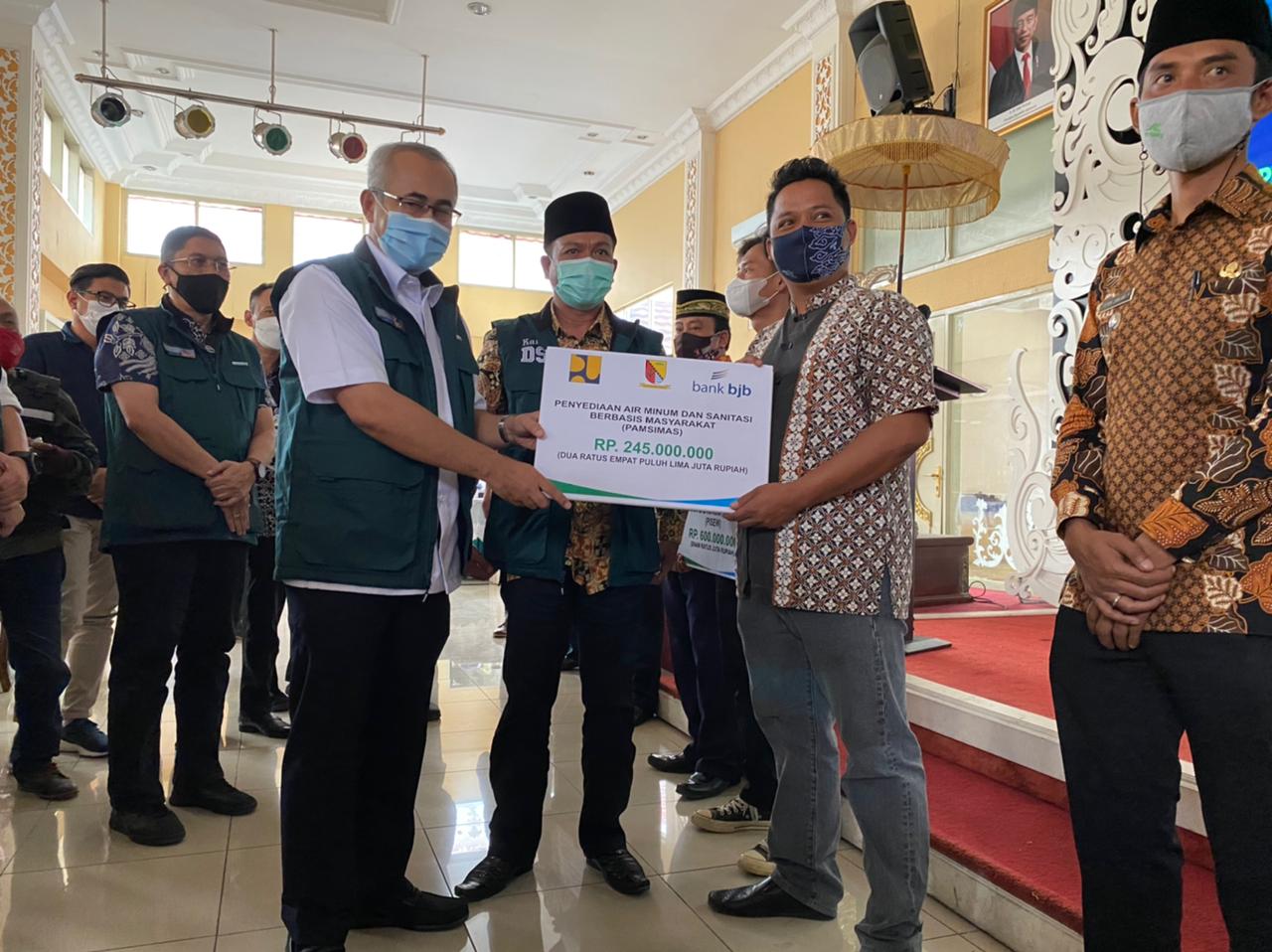 1.805 Warga Kabupaten Bandung Terima Bantuan Program BSPS