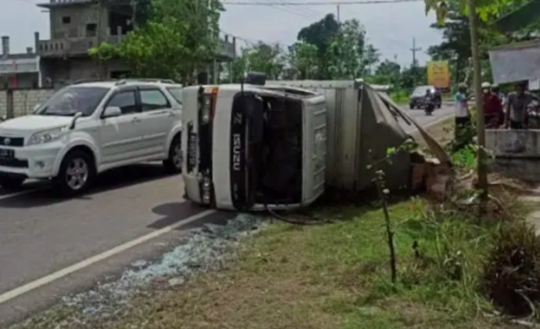Mobil Bok Terguling di Jalan Raya Ponorogo-Pacitan, Tidak Ada Korban Jiwa