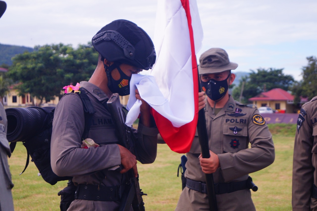 Haru, Bintara Remaja Polda Sulteng Cium Bendera Merah Putih Didepan Dansat Brimob