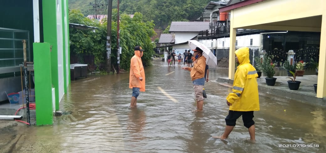 Banjir Ini Merusak Sekolahan dan Merenggut Hasil Panen Warga