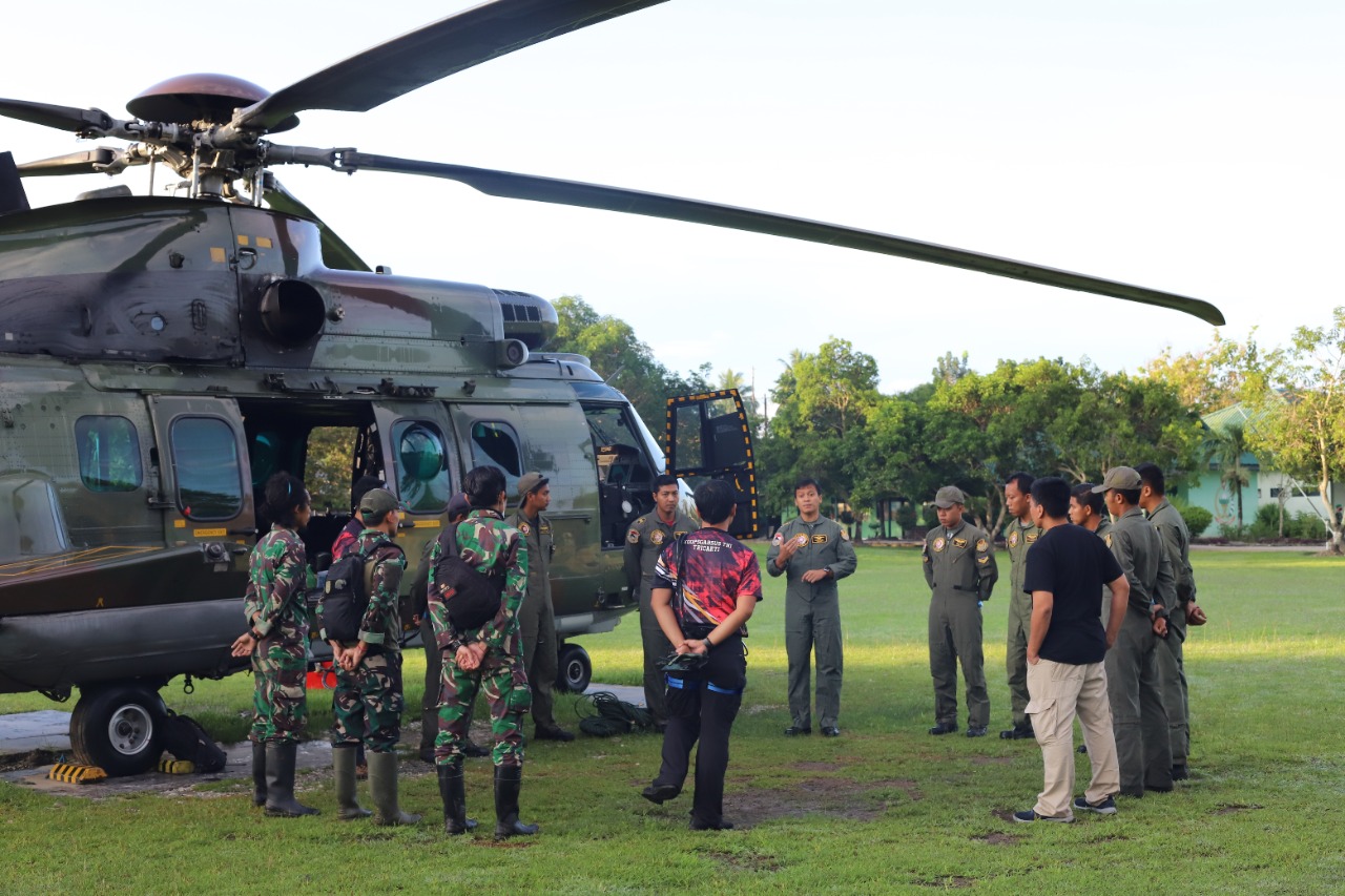 TNI Evakuasi Dua Jenazah Teroris Poso Dengan Heli Caracal