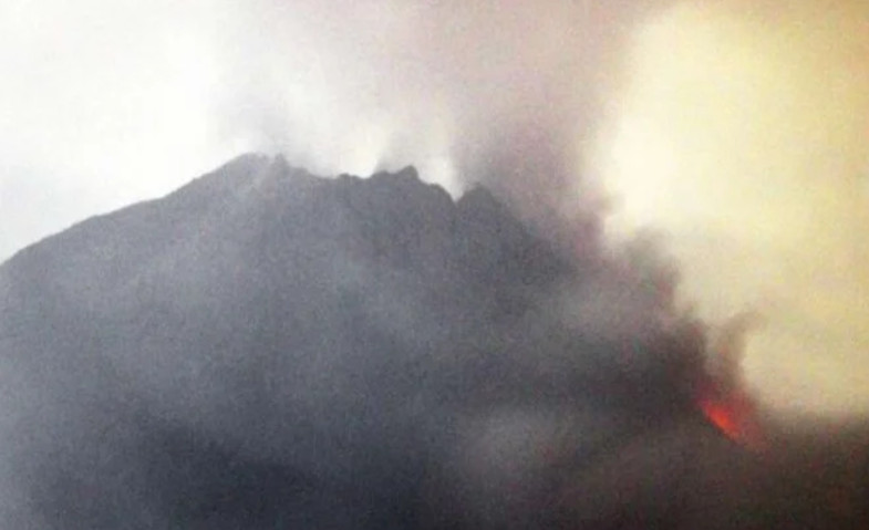 Gunung Merapi Luncurkan Awan Panas Berguguran Sejauh 2,5 Km