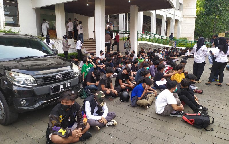 Polisi Bubarkan Aksi Demo Tolak PPKM di Bandung