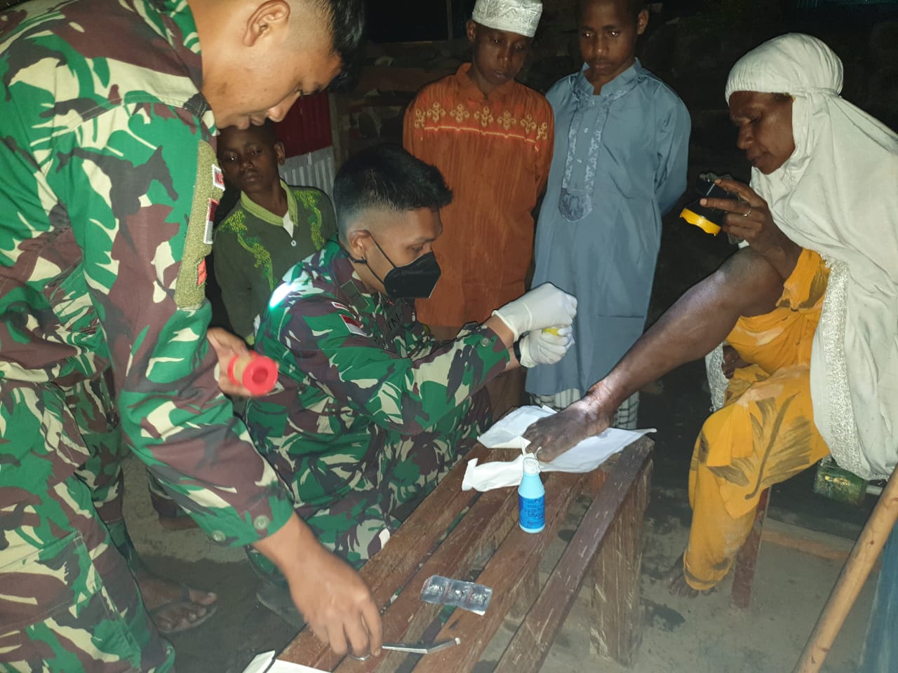 Satgas TNI Bantu Mengobati Warga yang Alami Kecelakaan