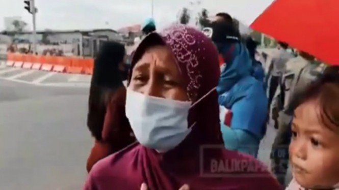 Viral Seorang Ibu Menangis Ingin Lihat Wajah Jokowi