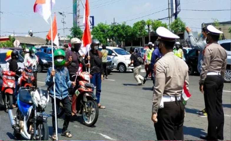 Pengendara di Surabaya Ini Berhenti, Kemudian Hormat ke Merah Putih
