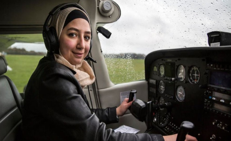 Perempuan Suriah Pertama yang Jadi Pilot di Inggris