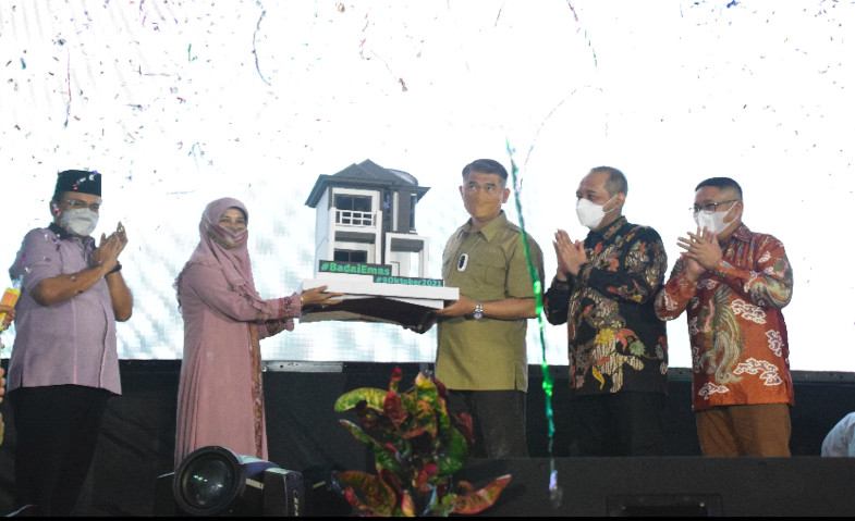 Pegadaian Serahkan Hadiah Rumah Rp1,25 Miliar Kepada Nasabah di Jambi