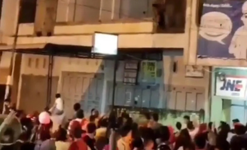 Maling Dikepung Warga yang Berada di Atas Ruko Berakhir Nahas