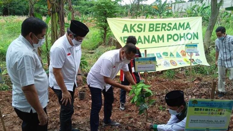 Yayasan Muslim Sinar Mas Land Tanam Pohon Buah di Ponpes Al-Tsaniyah