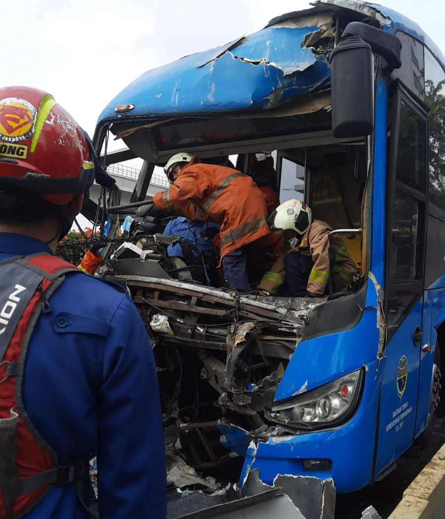 Polisi Selidiki Kecelakaan Bus Transjakarta di Jakarta Selatan