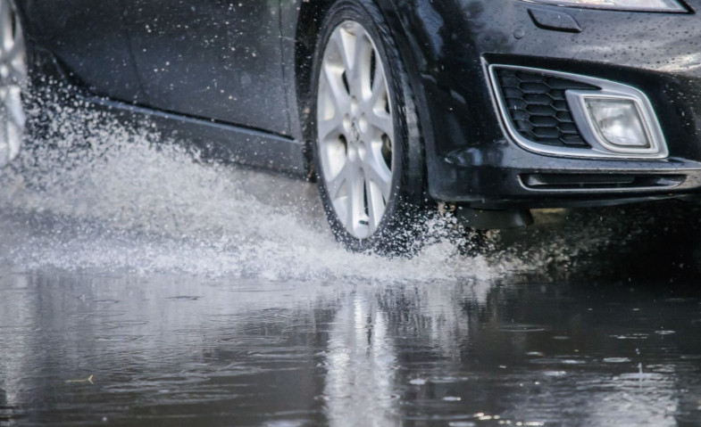 Tips Aman Saat Berkendara di Musim Hujan