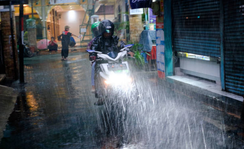 Hari Ini Wilayah Jakarta Diguyur Hujan Disertai Angin Kencang