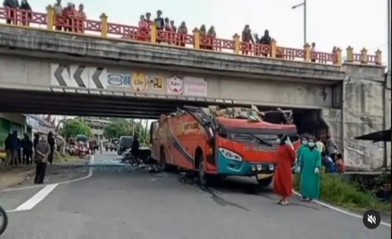 Tabrak Flyover, Bus Sopir di Padang Melarikan Diri