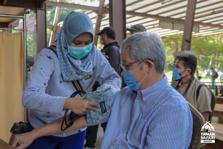 Tingkatkan Layanan, Seluruh Karyawan dan Keluarga Taman Safari Bogor Terima Vaksin Ketiga