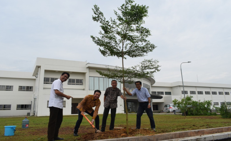 Dukung Pelestarian Lingkungan, Kota Deltamas Gelar Penanaman Pohon di Cikarang Japanese School