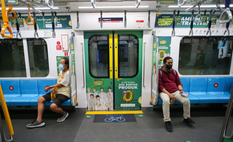 Meski Jakarta PPKM Level 2, MRT Tetap Pasang Tanda Jarak Antarpenumpang