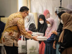 General Manager Pesona Alam Resort & Spa Handy Bunardy serahkan santunan kepada anak yatim pada Ramadan 1443 H. (ist/dok. Pesona Alam Resort & Spa)