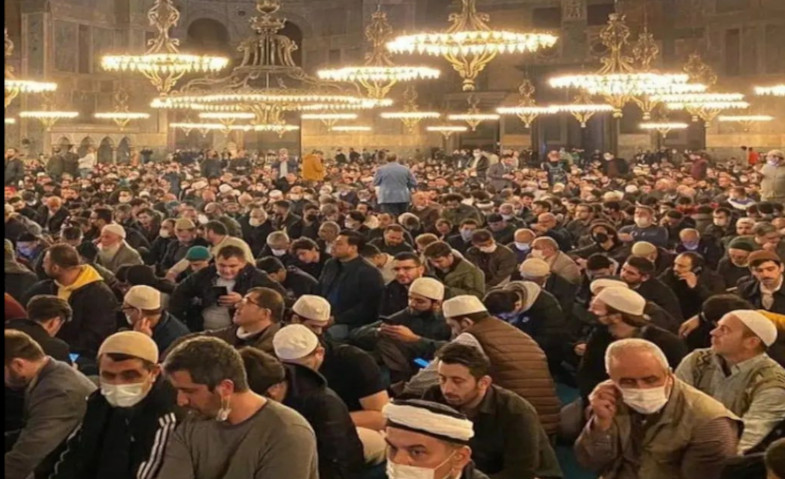 Puluhan Ribu Warga Turki Shalat Tarawih di Hagia Sophia