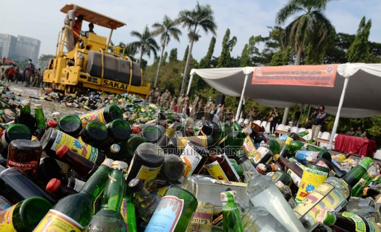 Jelang Ramadan, Polisi Musnahkan Ribuan Miras di Kepulauan Sula