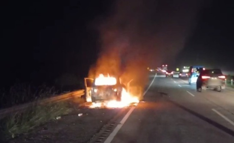 Ambulans Pembawa Jenazah Terbakar di Tol Cipali