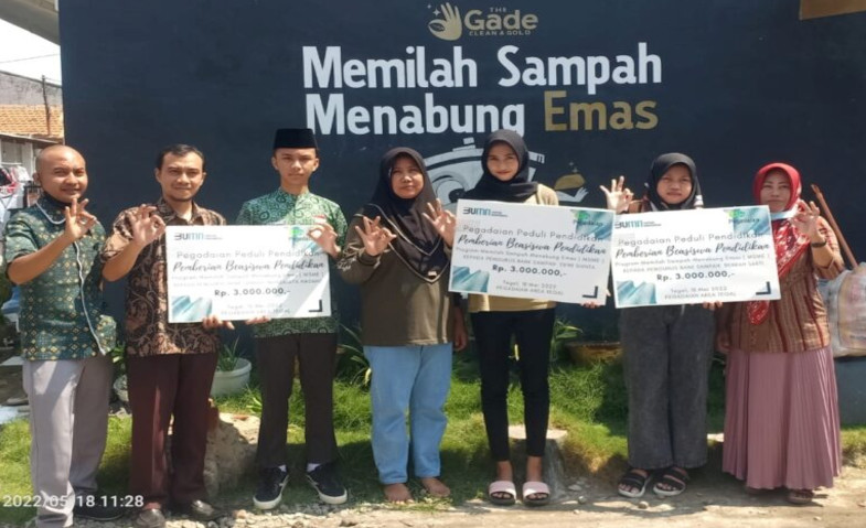 Peduli Pendidikan, Pegadaian Beri Beasiswa Anak-anak Pengurus Bank Sampah Binaan