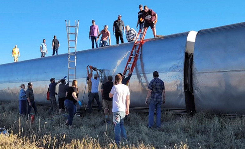 Tiga Orang Tewas Usai Kereta Amtrak Bertabrakan dengan Truk Sampah di AS