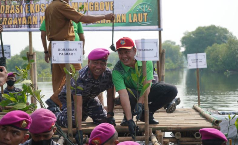 Peduli Lingkungan, Pegadaian Tanam 5000 Pohon di Teluk Naga