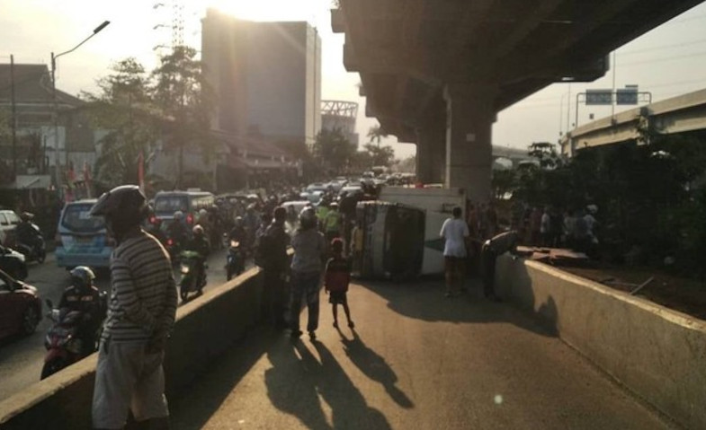 Kecelakaan di Jalan Raya Kalimalang, Arus Lalin Padat