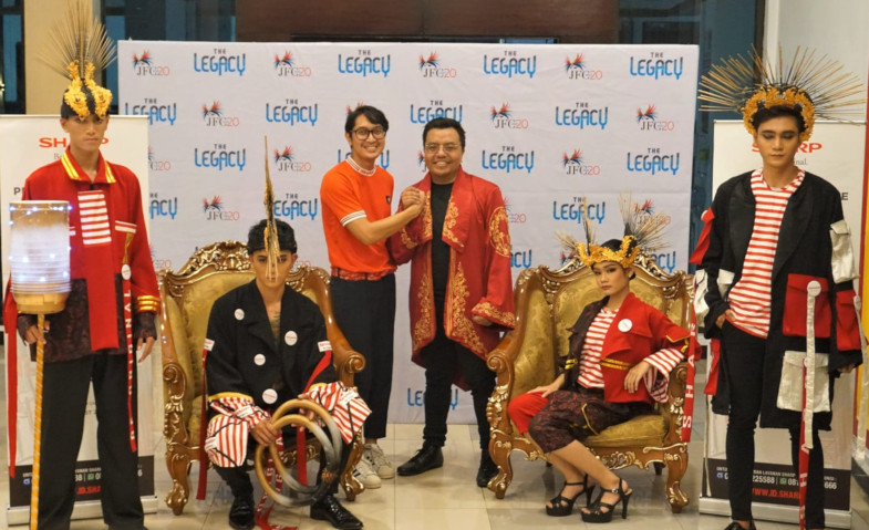 Sharp Indonesia Angkat Budaya Madura Turut Meriahkan Jember Fashion Carnaval 2022