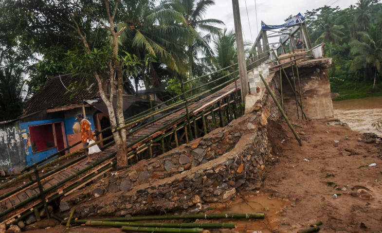 Jembatan Cimanyak Lebak Roboh Diterjang Banjir
