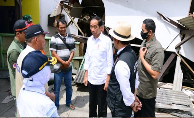 Tinjau RSUD, Jokowi Minta Evakuasi Korban Gempa Cianjur Pakai Heli