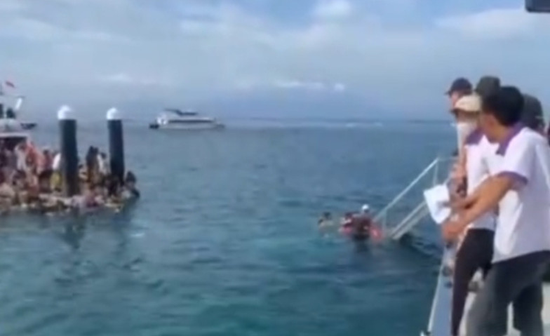 Turis Jatuh ke Laut akibat Jembatan Nusa Penida Ambruk