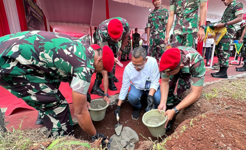 Ajak Masyarakat Untuk Hidup Sehat Pegadaian Bersama Kopassus Bangun Lapangan Olahraga