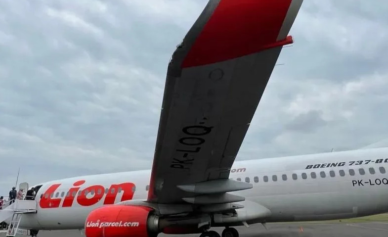 Sayap Lion Air Tabrak Atap Garbarata Bandara Mopah Merauke