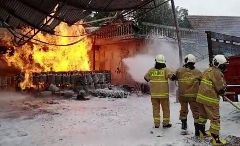 Diduga Gas Bocor, Toko Agen LPG di Duren Sawit Jaktim Kebakaran