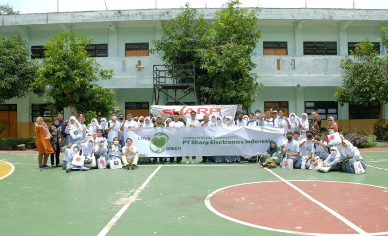 Sharp Tingkatkan Kesadaran Peduli Lingkungan Siswa Sekolah di Surabaya