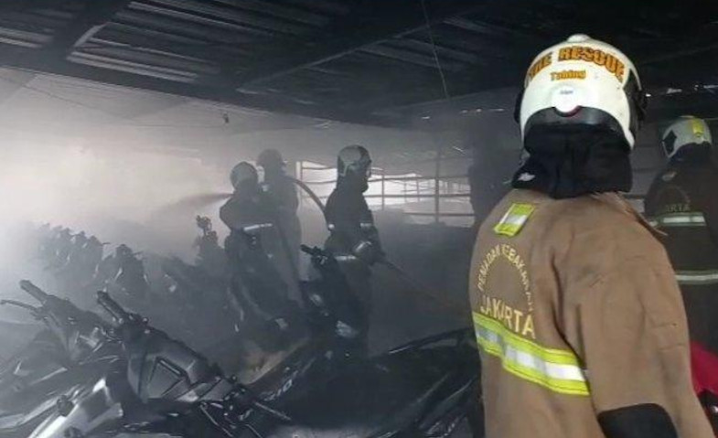 Diduga Korsleting Listrik, Bengkel Motor di Duren Sawit Jaktim Kebakaran