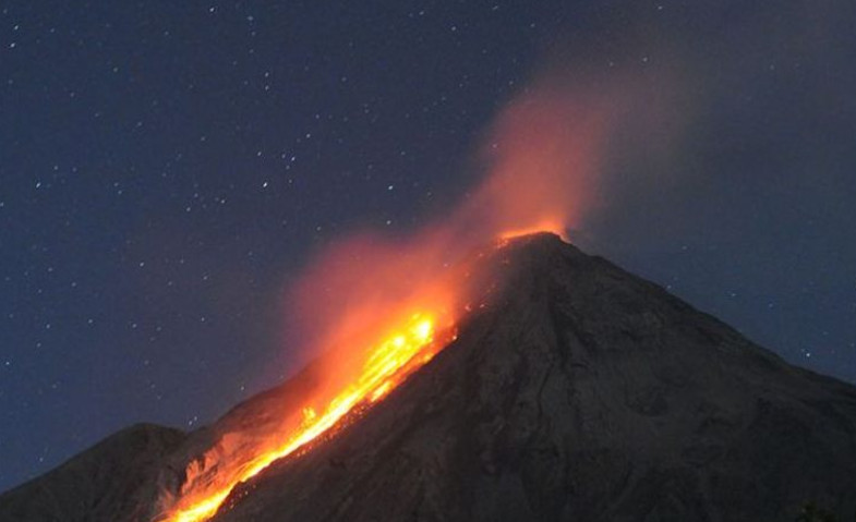 Kawah Gunung Karangetang Masih Luncurkan Guguran Lava