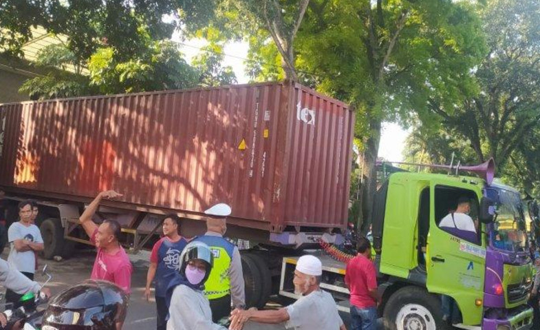 Truk Mogok di Jalan Layang Jakarta Barat Tutup Badan Jalan