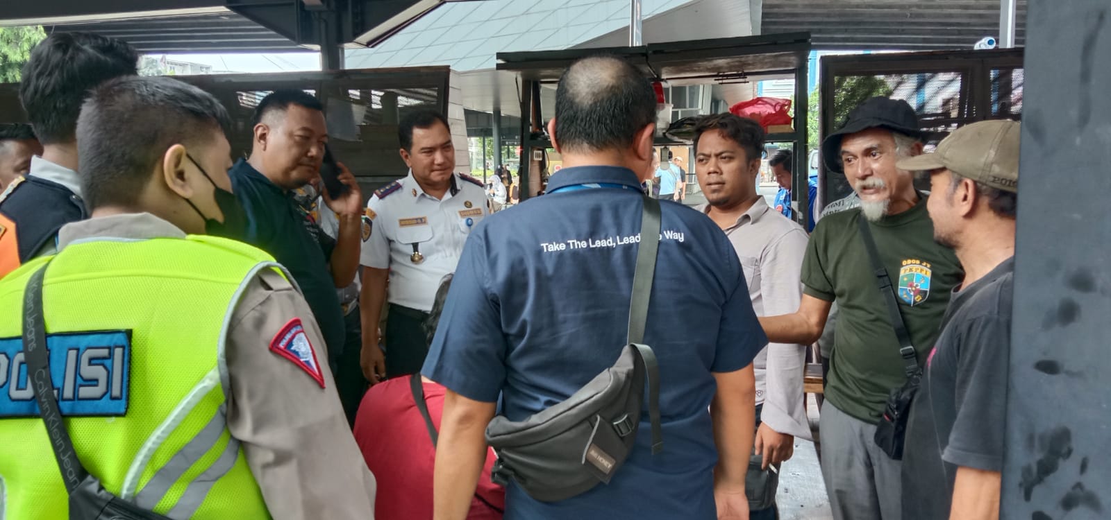 Tak Sesuai Kesepakatan Soal Penambahan 2 Armada Transjakarta, Sejumlah Sopir Angkot 44 Mogok di Stasiun Tebet