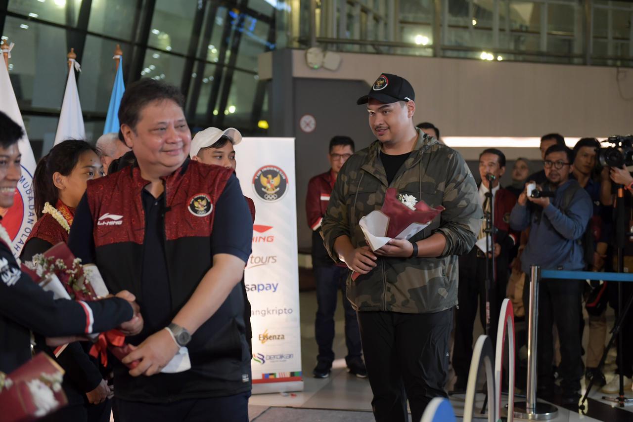 Bersama Airlangga Hartarto, Menpora Dito Sambut Sumrigah kedatangan Tim Wushu Indonesia di Bandara Soetta