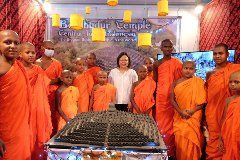 Duta Besar Indonesia untuk Sri Lanka berfoto bersama di tengah stan RI di Colombo