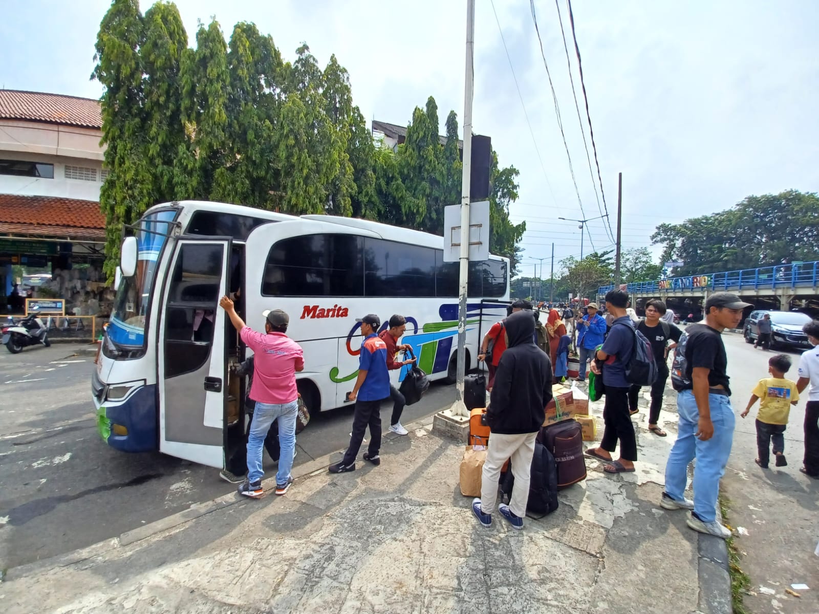 Masa Libur Sekolah Usai dan Arus Balik Terakhir, Terminal Kampung Rambutan Masih Didatangi Pemudik