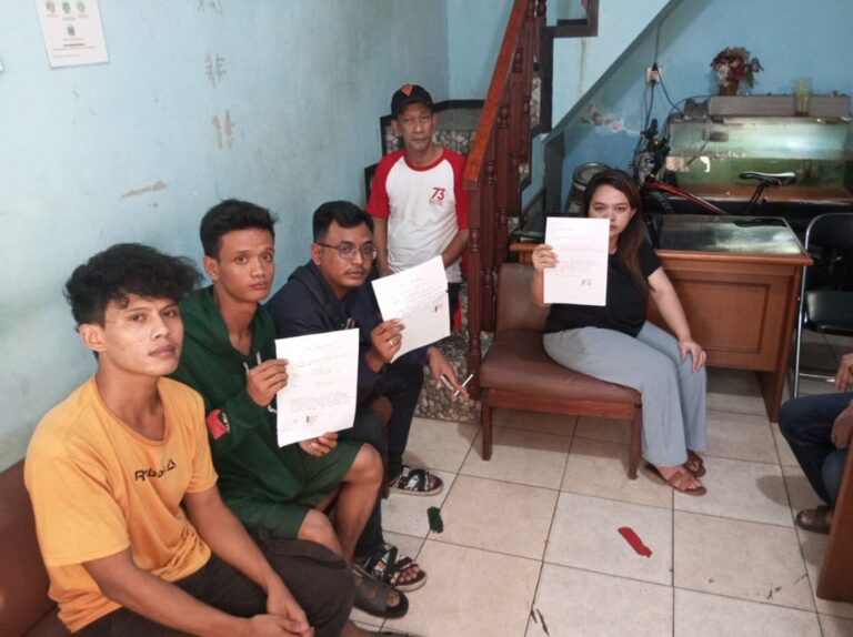 Sejumlah pengunjung unit indekos di Kelurahan Cipinang Besar Utara, Kecamatan Jatinegara, Jakarta Timur yang diduga sedang asyik indehoi diamankan warga sekitar dan oleh petugas diberikan teguran tertulis belum lama ini. Foto: Pol PP Jaktim